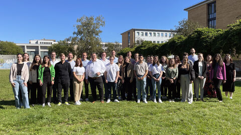 Gruppenaufnahme der neuen Auszubildenden mit Regierungspräsident Mark Weinmeister