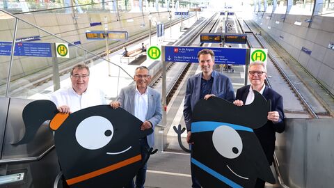 v.l.n.r. Regierungspräsident Kassel, Mark Weinmeister; Landrat des Landkreises Kassel und NVV-Aufsichtsratsvorsitzender, Andreas Siebert; Oberbürgermeister Kassel Dr. Sven Schoeller; KVG-Vorstand, Dr. Olaf Hornfeck