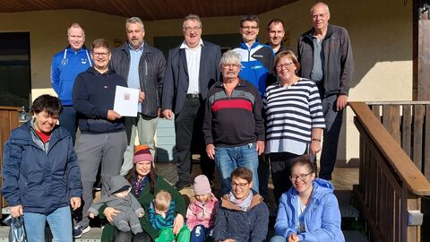 Mehrere Personen sitzen und stehen auf einer Treppe.