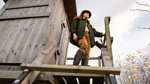 Jägerin auf Hochsitz