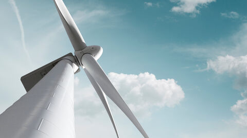 Windkraft Anlage mit zartem Wolken Hintergrund