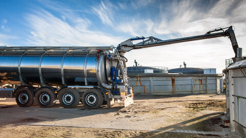 Ein LKW an einer Biogasanlage