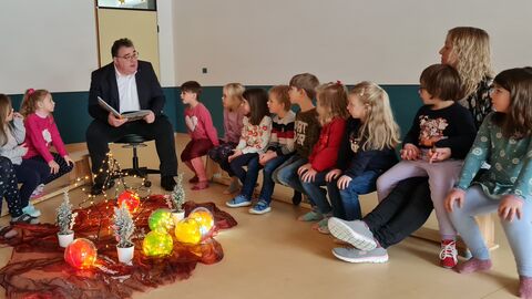 Regierungspräsident Mark Weinmeister liest Vöhler Vorschulkindern aus „Es war einmal ein Märchen“ vor
