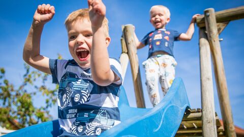 Zwei Kinder auf der Rutsche