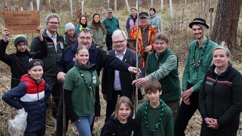 RP Weinmeister pflanzt mit der Waldjugend Schauenburg eine Mehlbeere im Elgershäuser Hölzchen