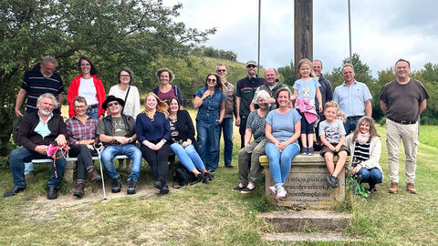 Gruppenfoto anlässlich der Feierstunde zum Doppel-Jubiläum des Naturschutzgebietes „Kalkberge bei Großenlüder“ 