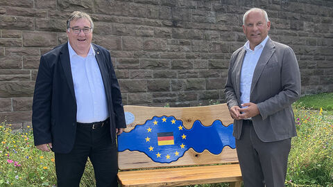 Innenminister Roman Poseck zusammen mit Regierungspräsident Mark Weinmeister