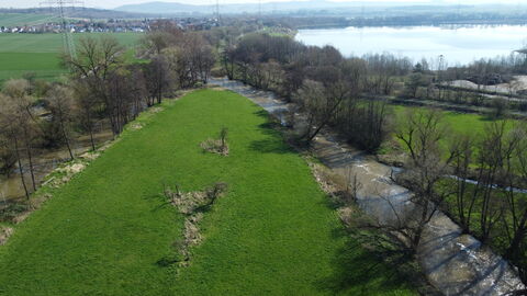 Schwalm oberhalb von Borken / Gombeth. Rechts die Schwalm mit der Einmündung der Olmes, links ein Mühlgraben. Die Schwalm wird in diesem Bereich zur linken Seite hin aufgeweitet.