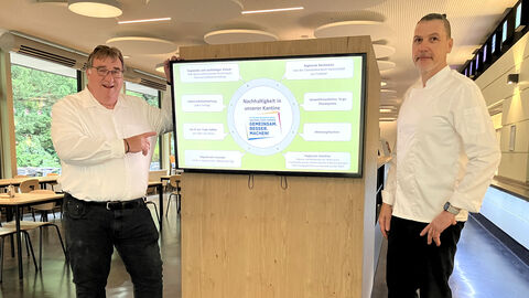 Tag der Nachhaltigkeit: Regierungspräsident Mark Weinmeister und Küchenchef Matthias Lübeck