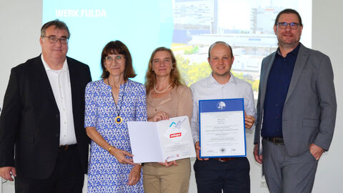 Milupa GmbH in Fulda erneut re-zertifiziert – RP Weinmeister überreicht die Bestätigungsurkunde