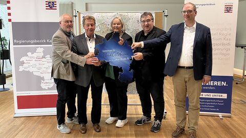 v. l. n . r.: Manfred Fehr (Vorsitzender des Haupt- und Planungsausschusses der Regionalversammlung), Bernd Heßler (Vorsitzender der Regionalversammlung), Susanne Linnenweber (Leiterin Abteilung II des RP Kassel), Regierungspräsident Mark Weinmeister und Markus Schäfer (Leiter Dezernat 21 des RP Kassel)