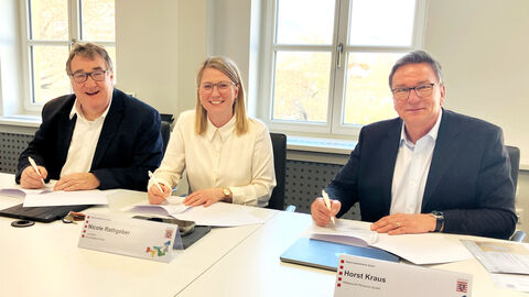 Regierungspräsident Mark Weinmeister, Nicole Rathgeber und Horst Kraus unterzeichnen Absichtserklärung