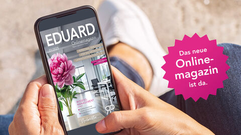 Frau hält Handy in Ihrer Hand und schaut sich das neue Onlinemagazin EDUARD an.