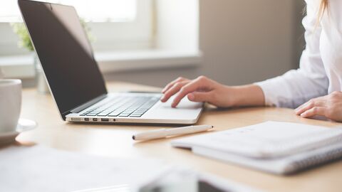 Online-Antragstellung Frau arbeitet am Laptop