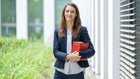 Rechtsreferendariat sowie praktische Studienzeiten in der Verwaltung Person mit Gesetzbuch in der Hand.