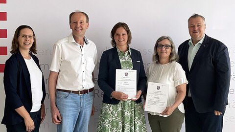 Regierungsvizepräsident Rolf Richter begrüßt Yvonne Thämer und Monika Eicke als öffentlich bestellte Sachverständige im Agrarbereich