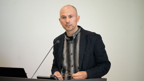 Kunstwerk "86° WALTER HALİT“ von Natascha Sadr Haghighian Kunstwerk "86° WALTER HALİT“ von Natascha Sadr Haghighian