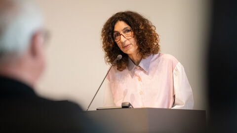 Kunstwerk "86° WALTER HALİT“ von Natascha Sadr Haghighian Kunstwerk "86° WALTER HALİT“ von Natascha Sadr Haghighian
