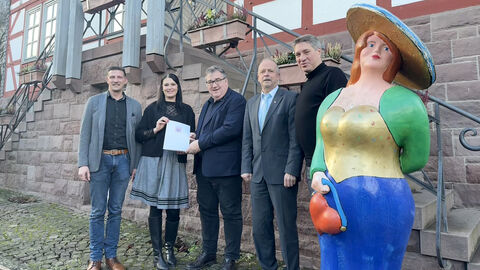 v.l. Bürgermeister Achim Siebert, Kurdirektorin Natascha Rath, Regierungspräsident Mark Weinmeister, Horst Wenzel (Fachausschuss, RP Kassel) und Dr. Nico Ritz (Bürgermeister von Homberg/Efze). Im Vordergrund: Kurbotschafterin „Bella“, Symbolfigur der 30 Heilbäder und Kurorte in Hessen. 