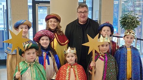 Sternsingergruppe der Pfarrei Sankt Elisabeth Kassel und Regierungspräsident Mark Weinmeister im RP Kassel