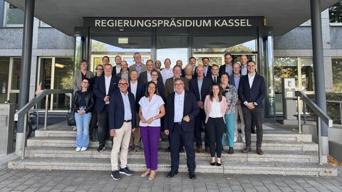 Gruppenbild vor dem RP Gebäude