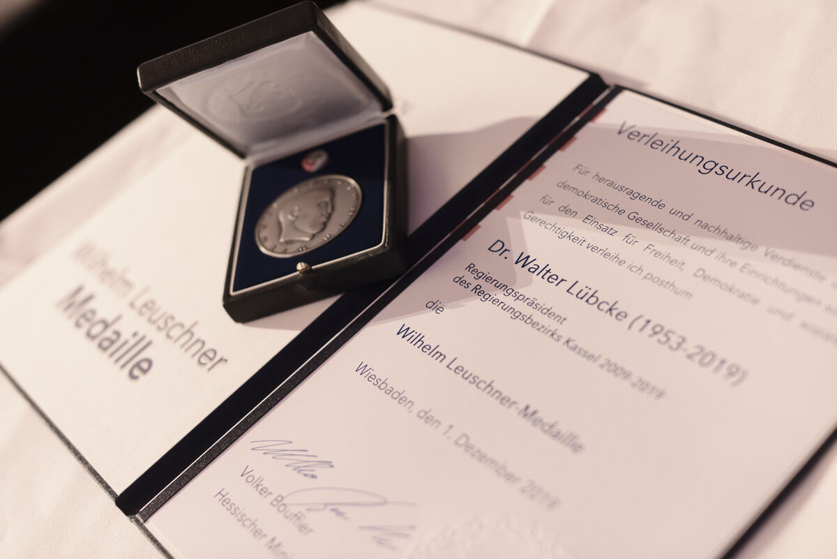 Wilhelm LeuschnerMedaille an Dr. Walter Lübcke rpkassel.hessen.de